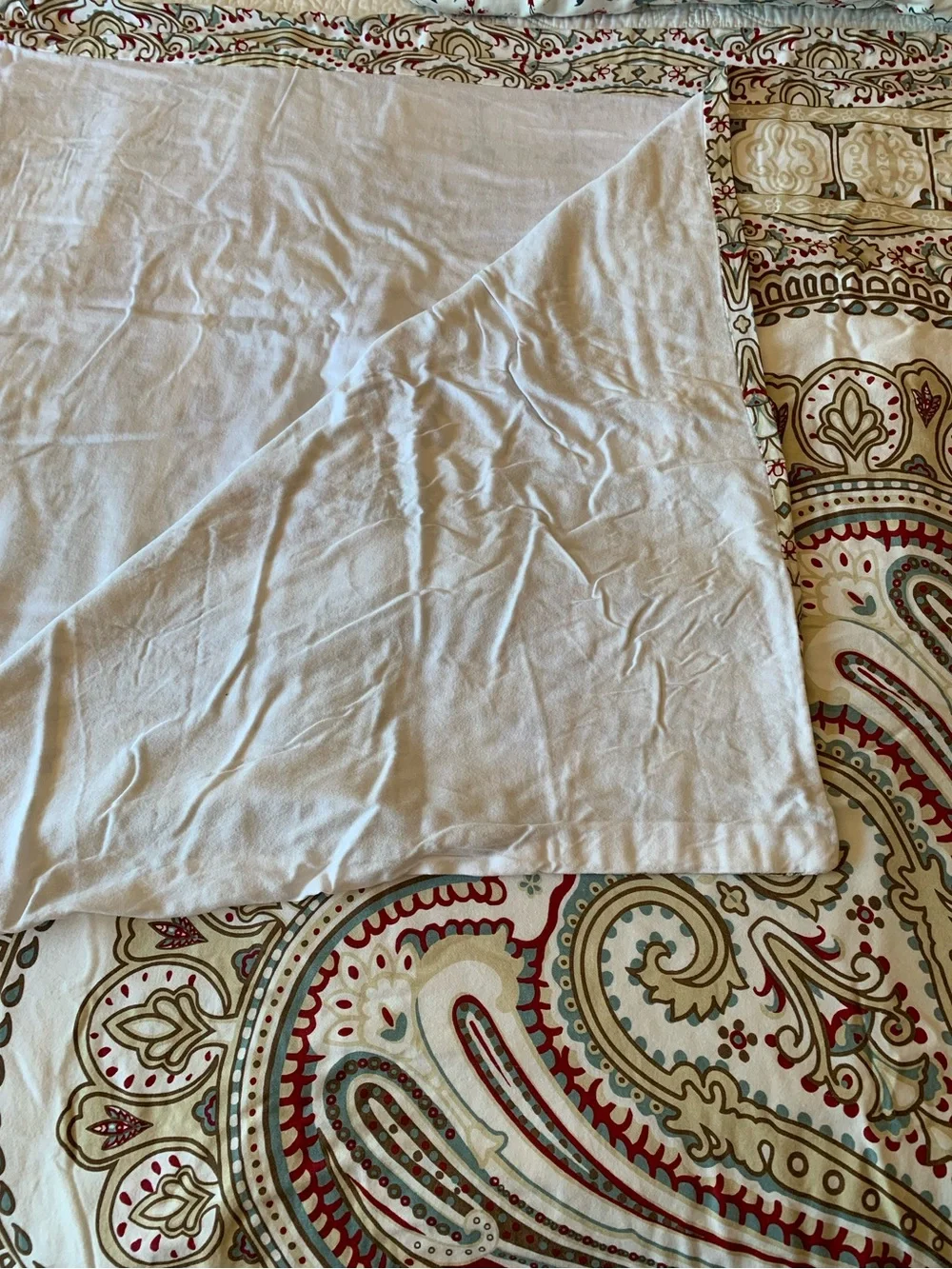 Cream and Red Paisley Star-Patterned Queen Duvet Cover and Pillow Shams (2)